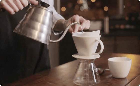 Four photos show rinsing a coffee filter, adding ground coffee, pouring water, and serving the finished coffee